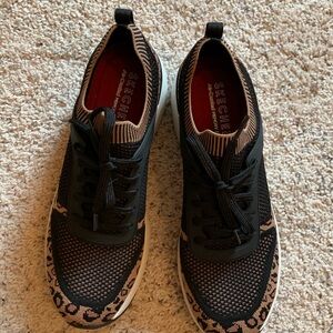 SKECHCERS AIR COOLED MEMORY FOAM